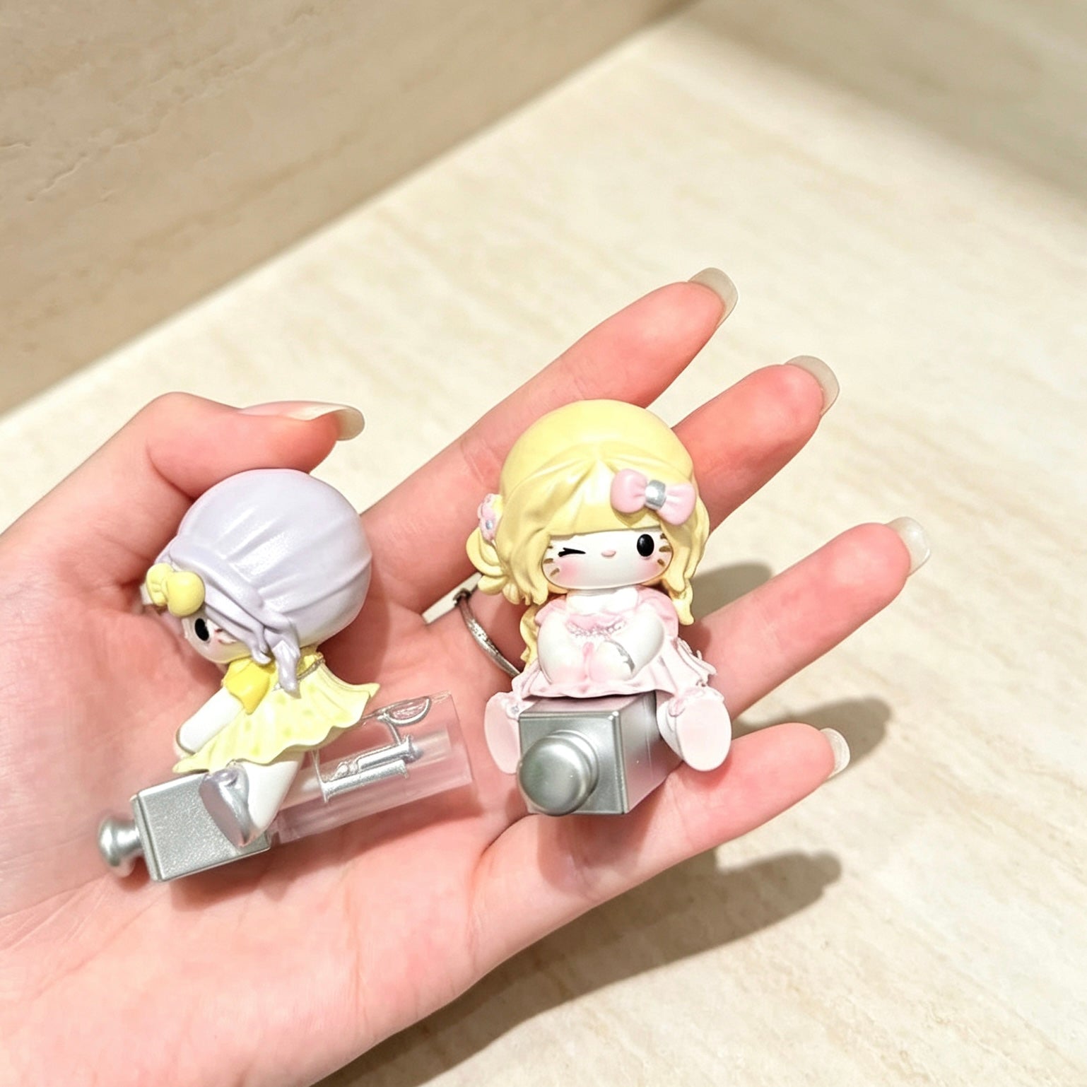 Pastel camera girl decorative dolls displayed in one hand