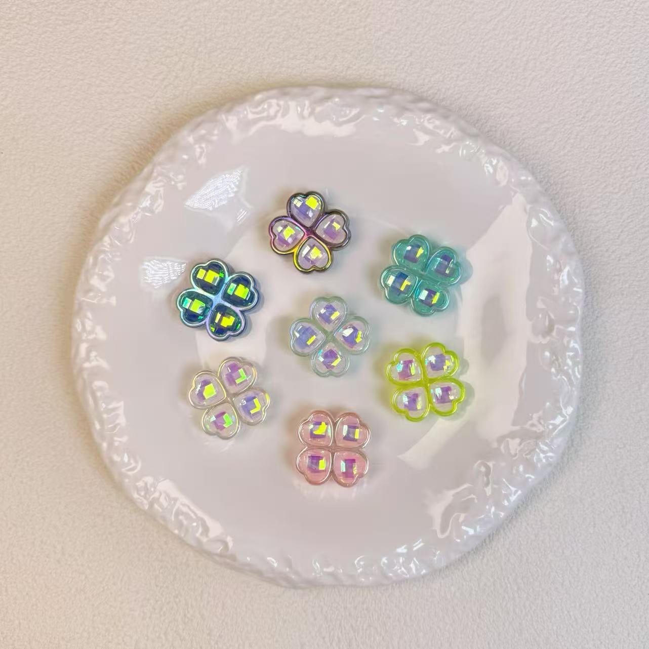 [K1]Irregular beads, flower beads, have hole