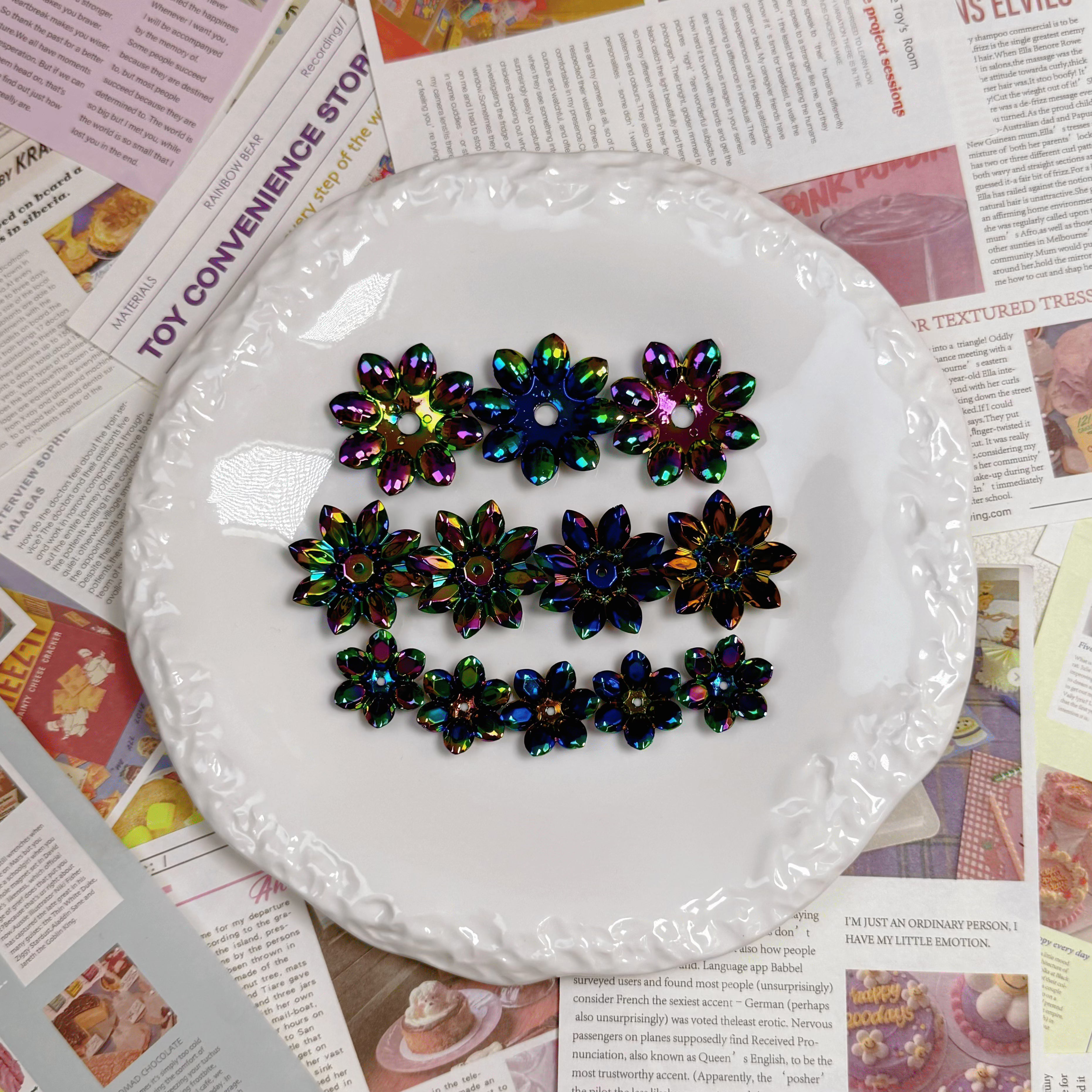[K1]Irregular beads, flower beads, have hole